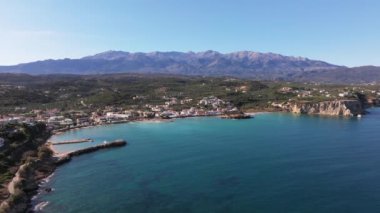Girit, Yunanistan. Hava aracı atışı. Chania 'daki Falassarna Sahili, Elafonisi lagünü, Falassarna, Tepeler ve Palaiokastro kasabası, Girit, Katholiko Manastırı' ndaki eski Hristiyan kilise kalıntıları, Yunanistan 'ın dönüm noktası.