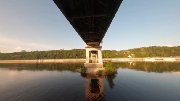 Fpv Pěší Most Kyjevě Most Přes Řeku Dnipro Zlatá Hodina — Stock video