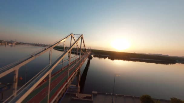 Fpv Puente Peatonal Ciudad Kiev Puente Sobre Río Dnipro Hora — Vídeo de stock
