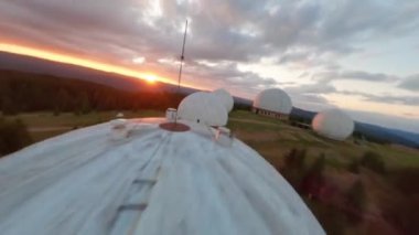 FPV, Karpatlar 'daki terk edilmiş radar istasyonu Pamir, Ukrayna' daki Karpatlar 'daki dağın tepesindeki araştırma istasyonu. Büyük beyaz balonlar, köknar ağaçları arasında dağlarda dizayn edilir.