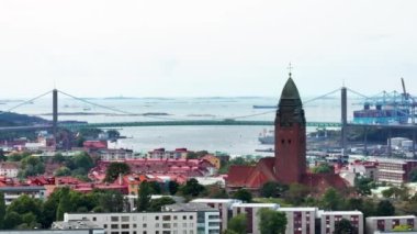 Oscar Fredrik Kilisesi 'nin muhteşem günbatımında Eski Şehir' in manzarası, Göteborg, İsveç. Çatılar panoramik manzara, Göteborg Limanı 'ndaki Klippan limanı, Ünlü Köprü 
