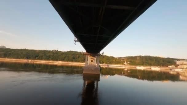 Fpv Πεζογέφυρα Στο Κίεβο Γέφυρα Πάνω Από Τον Ποταμό Dnipro — Αρχείο Βίντεο