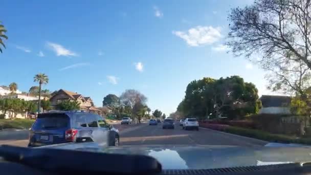 カリフォルニア州ロサンゼルス 2023 カリフォルニア州の都市間高速道路で運転 車の薄いガラス フロントガラスからの不分割された眺め 複数のレーン ドライブウェイを破壊した 自動車の中のカメラ — ストック動画