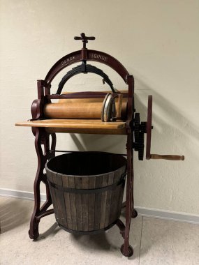 Matbaa eski gravür makinesi baskı için. Stüdyoda sanat aletleri. Mesaj için yer var. Linocut, ahşap kesim, oyma, monotip, yazdırma, kabartma, pul basma işlemi el yapımı