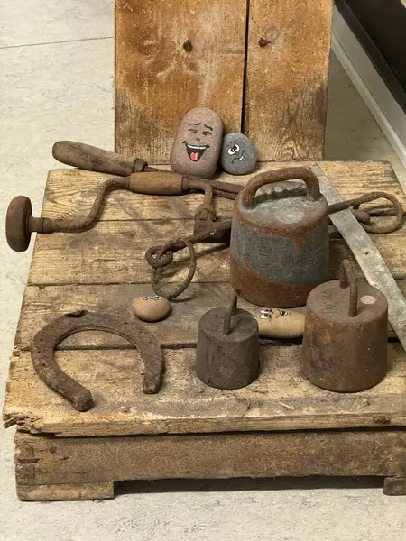 Eski kapıya asılmış şanslı horeshoe. Yüksek kalite fotoğraf