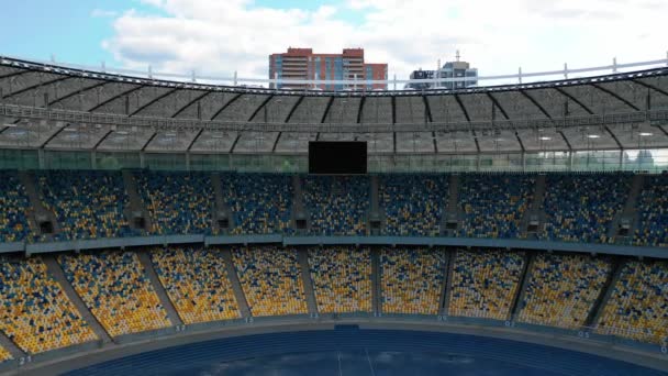 体育场 城市景观白天的夜晚 从顶部到灯火通明的体育场 到处都是比赛和球迷 乌克兰基辅体育馆 奥林匹克体育馆 — 图库视频影像