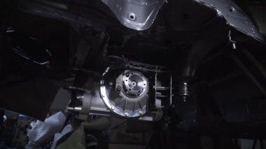 Akort araba. Motor garajda. Sürüklenen araba. Araba servisi. Yakından, Benzin istasyonunda araba tamiri. Benzin istasyonunda avttomobile motor bloğu, fren yastıkları, araba cilalama, otomobil 
