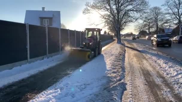 Tractor Schept Sneeuw Straat Rode Trekker Schept Sneeuw Een Sneeuwstorm — Stockvideo