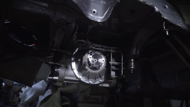 チューニングカー ガレージのエンジン ドリフトカー カーサービス クローズアップ サービスステーションの車修理 サービス ステーション ブレーキ パッド — ストック動画