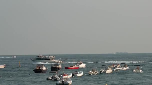 Akdeniz Yelkenli Yatların Hava Görüntüsü Uzakta Hareket Eden Çok Sayıda — Stok video