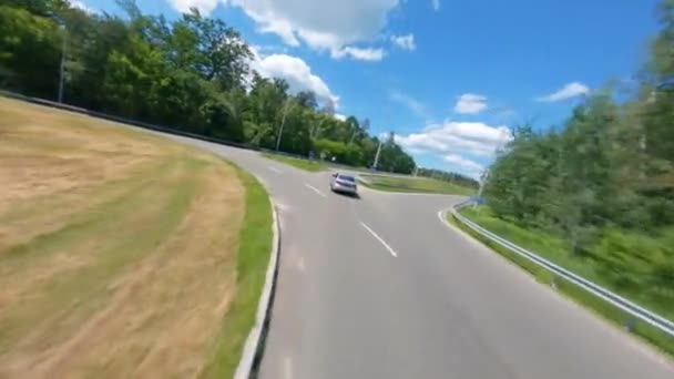 Fpv Auto Gaat Weg Gemengde Bossen Road Trip Zakelijke Auto — Stockvideo