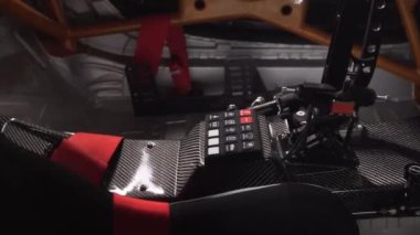 Akort araba. Motor garajda. Sürüklenen araba. Araba servisi. Yakından, Benzin istasyonunda araba tamiri. Benzin istasyonunda avttomobile motor bloğu, fren yastıkları, araba cilalama, otomobil 