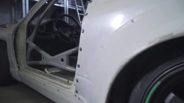 チューニングカー ガレージのエンジン ドリフトカー カーサービス クローズアップ サービスステーションの車修理 サービス ステーション ブレーキ パッド — ストック動画