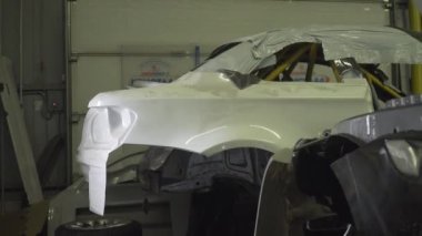 Akort araba. Motor garajda. Sürüklenen araba. Araba servisi. Yakından, Benzin istasyonunda araba tamiri. Benzin istasyonunda avttomobile motor bloğu, fren yastıkları, araba cilalama, otomobil 