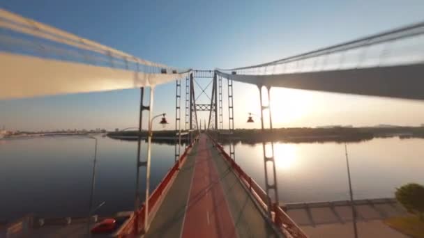 Fpv Most Dla Pieszych Kijowie Most Nad Rzeką Dniepru Złota — Wideo stockowe