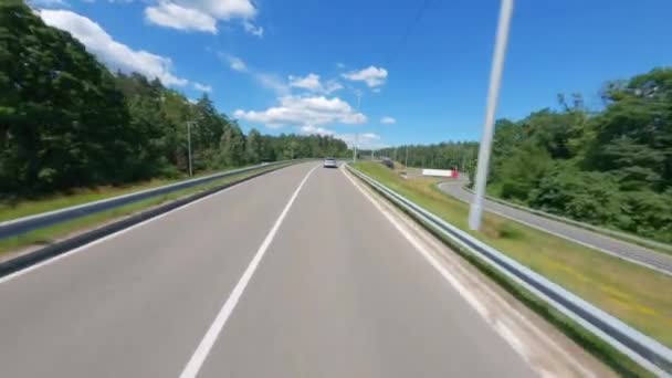 Fpv Samochód Jedzie Trasę Las Mieszany Wycieczka Samochód Służbowy Poruszający — Wideo stockowe
