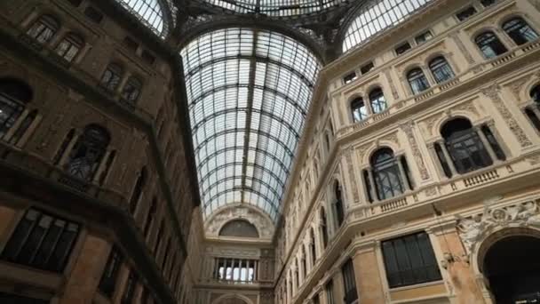 역사적인 아케이드 갤러리아 움베르토 오래된 건축과 천장과 역사적인 갤러리의 천장의 — 비디오