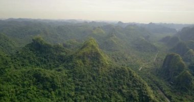  Asien, Güneydoğu Asya, Vietnam, Kuzey, Oğul Dağları, Karst Dağları Adada, Halong Körfezi, Gün doğumunda sisli dağların havadan görünüşü, phong nam Vadisi 'ndeki hava manzarası, manzara