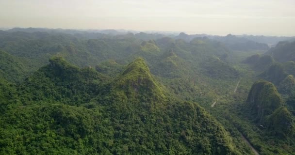 アジア 東南アジア ベトナム ソン山脈 カルスト山脈 ハロン湾 日の出に霧の中の山々を眺める空中風景 ナムバレーの空中風景 — ストック動画