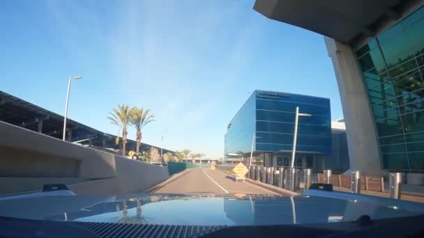 カリフォルニア州ロサンゼルス 2023 カリフォルニア州の都市間高速道路で運転 車の薄いガラス フロントガラスからの不分割された眺め 複数のレーン ドライブウェイを破壊した 自動車の中のカメラ — ストック動画