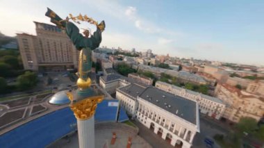  KIEV, Ukrayna - 04 09 2021: FPV, Kiev Anıtı, Bağımsızlık Meydanı, Bağımsızlık Anıtı. Meydan Nezalezhnosti, Stella elinde bir dalla, Ukrayna. Ukrayna 'nın özgürlüğünün sembolü