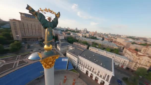 Kiev Oekraïne 2021 Fpv Monument Kiev Onafhankelijkheidsplein Onafhankelijkheidsmonument Maidan Nezalezhnosti — Stockvideo