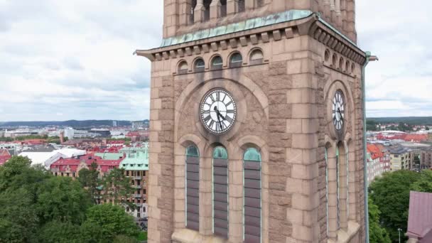 位于瑞典哥德堡的瓦萨教堂 位于哥德堡的利萨公园 背景为乌云蓝天的塔楼 空中景观 古建筑 斯堪的纳维亚城市的海岸线 — 图库视频影像