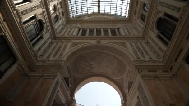 具历史意义的皇家购物拱廊 Arcade Galleria Umberto 玻璃天花板景观 — 图库视频影像