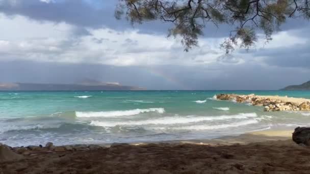 Een Strand Met Een Regenboog Een Stormachtige Lucht Regenboog Stormachtige — Stockvideo