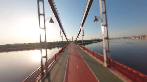 Fpv Pěší Most Kyjevě Most Přes Řeku Dnipro Zlatá Hodina — Stock video