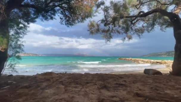 Una Playa Con Arco Iris Cielo Tormentoso Arco Iris Sobre — Vídeos de Stock