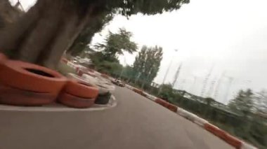 Kyiv, Goloseevo, Ukrayna - 09 18 2021: FPV, yarış pisti martısı Go-kart at the road Issue Drone view, eğitim sırasında Kart pilotu, Kart bitiş çizgisini geçiyor, Ralli yarış pisti veya yol pisti 