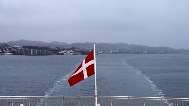 ノルウェーのクルーズ ボートからのフィヨルドの景色 ボートからの山の眺め クルーズ船や青空で美しい日に観光客を運ぶ入札ボート — ストック動画
