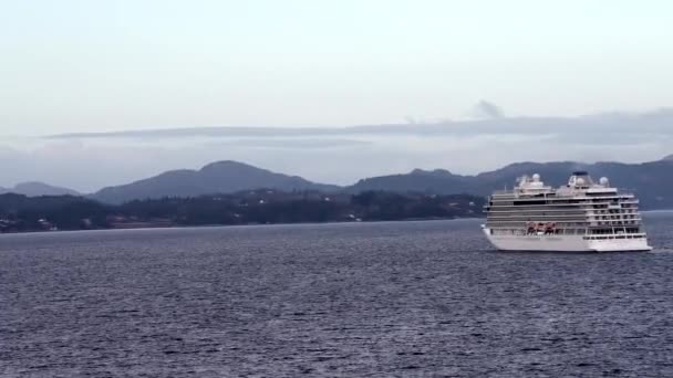 ノルウェーのクルーズ ボートからのフィヨルドの景色 ボートからの山の眺め クルーズ船や青空で美しい日に観光客を運ぶ入札ボート — ストック動画