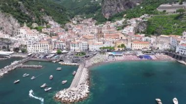 Gün doğumunda Amalfi sahili, Napoli yakınlarında İtalyan sahili, yukarıdan Amalfi ve Atrani kasabaları. İtalyan huzurlu sahil beldesi, eski sahil kasabasının inanılmaz hava görüntüleri.. 
