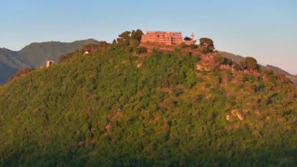 해돋이에 꼭대기에 오래된 수도원에서 이탈리아 기념물 오래된 — 비디오
