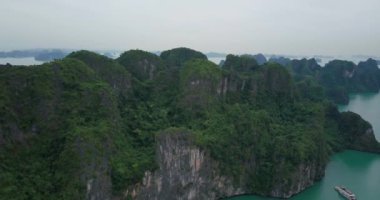 Vietnam 'a seyahat. Tur turizmi keşfi. Bo Hon Adası 'ndan Halong Körfezi manzarası çok güzel. Halong Körfezi, UNESCO Dünya Mirası Alanıdır. Güzel, doğal, kuzey Vietnam.