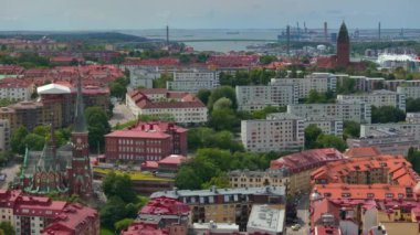 Oscar Fredrik Kilisesi 'nin muhteşem günbatımında Eski Şehir' in manzarası, Göteborg, İsveç. Çatılar panoramik manzara, Göteborg Limanı 'ndaki Klippan limanı, Ünlü Köprü 