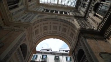 Tarihi Arcade Galerisi Umberto 'nun cam tavan manzarası. Tarihi umumi alışveriş galerisi. Eski mimari ve cam kemer tavanlı., 