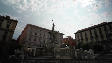 Napoli, İtalya - 08 02 2023: Napoli - İtalya 'daki Neptün Çeşmesi, Napoli' deki Municipio Meydanı 'nda bulunan ünlü Neptün Çeşmesi, 1600 yılında inşa edilen Idyllic Çeşmesi, ilkbaharda halk parkındaki Idyllic Çeşmesi, 