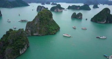 Vietnam 'a seyahat. Tur turizmi keşfi. Bo Hon Adası 'ndan Halong Körfezi manzarası çok güzel. Halong Körfezi, UNESCO Dünya Mirası Alanıdır. Güzel, doğal, kuzey Vietnam.