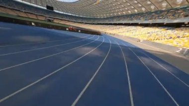 FPV uçuşu, Stadyum. Gece gündüz şehir manzarası. Yukarıdan aydınlık stadyuma kadar oyunlar ve taraftarlarla dolu bir manzara. Stadyum, Kiev, Ukrayna, Futbol stadyumu sahası, futbol arka planı, açık hava sporları