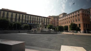 Napoli, İtalya - 7 Mayıs 2023: Napoli 'nin eski tarihi merkezinde bir sokak. Napoli, şehrin merkezi. Eski İspanyol mahallesi. Şehir simgesi, turistik sokak sanatı.