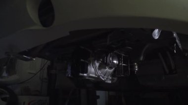 Akort araba. Motor garajda. Sürüklenen araba. Araba servisi. Yakından, Benzin istasyonunda araba tamiri. Benzin istasyonunda avttomobile motor bloğu, fren yastıkları, araba cilalama, otomobil