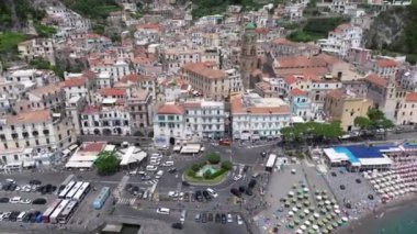 Atrani 'nin Amalfi Sahili' ndeki ünlü sahil köyünün hava manzarası. İtalya 'nın Campania bölgesindeki Salerno ilinin Amalfi kıyısındaki küçük Atrani kasabası. Amalfi kıyısındaki Atrani kasabası, İtalya.