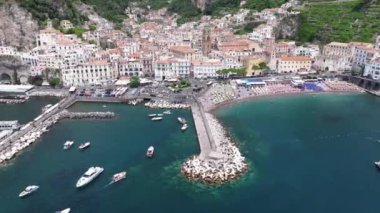 Atrani 'nin Amalfi Sahili' ndeki ünlü sahil köyünün hava manzarası. İtalya 'nın Campania bölgesindeki Salerno ilinin Amalfi kıyısındaki küçük Atrani kasabası. Amalfi kıyısındaki Atrani kasabası, İtalya.