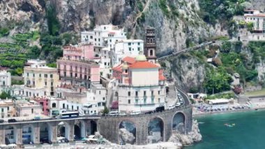 Atrani 'nin Amalfi Sahili' ndeki ünlü sahil köyünün hava manzarası. İtalya 'nın Campania bölgesindeki Salerno ilinin Amalfi kıyısındaki küçük Atrani kasabası. Amalfi kıyısındaki Atrani kasabası, İtalya.