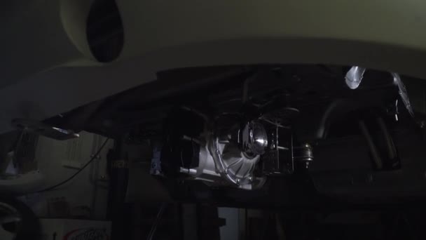 Vylaďovací Auto Motor Garáži Posuvné Auto Autoservis Detailní Záběr Oprava — Stock video