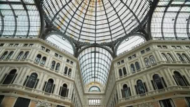역사적인 아케이드 갤러리아 움베르토 오래된 건축과 천장과 역사적인 갤러리의 천장의 — 비디오