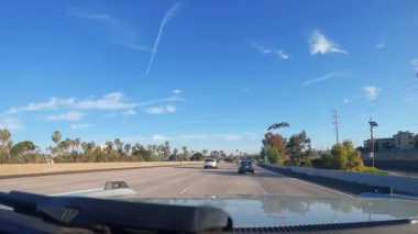 Los Angeles, California USA - 08 18 2023: Kaliforniya 'da şehirlerarası otoyolda araba sürmek. Arabanın ön camından dışarı odaklanmış görüntü. Bulanık banliyö yolu. Otomatik kameranın içinde 